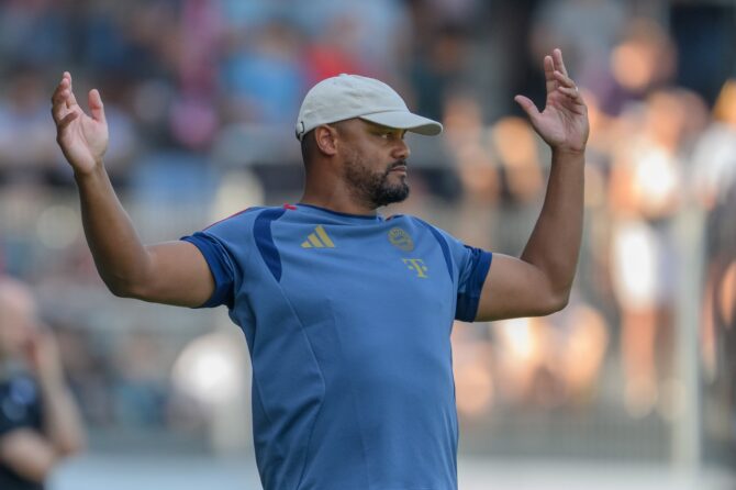 Bayern-Trainer Vincent Kompany reagiert an der Seitenlinie auf eine Szene seiner Mannschaft. Der FC Bayern München gastierte im Testspiel am 25. Juli 2026 in der BRITA-Arena beim SV Wehen Wiesbaden. Christian Kaspar-Bartke / Getty Images