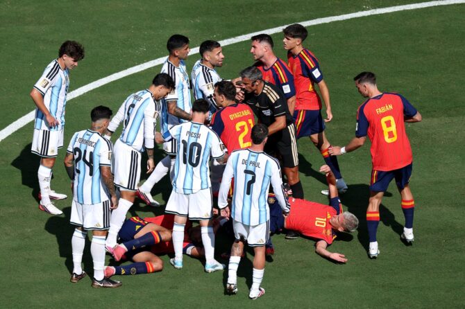 Schiedsrichter Slavko Vincic zeigt Argentiniens Leandro Paredes im WM-Finale 2026 gegen Spanien am 19. Juli 2026 im MetLife Stadium die Gelbe Karte. (Kevin C. Cox / Getty Images North America via Getty Images)
