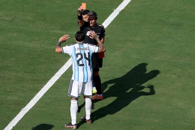 Schiedsrichter Slavko Vincic zeigt Argentiniens Enzo Fernández im WM-Finale 2026 gegen Spanien am 19. Juli 2026 im MetLife Stadium die Rote Karte. (Florencia Tan Jun / Getty Images North America via Getty Images)