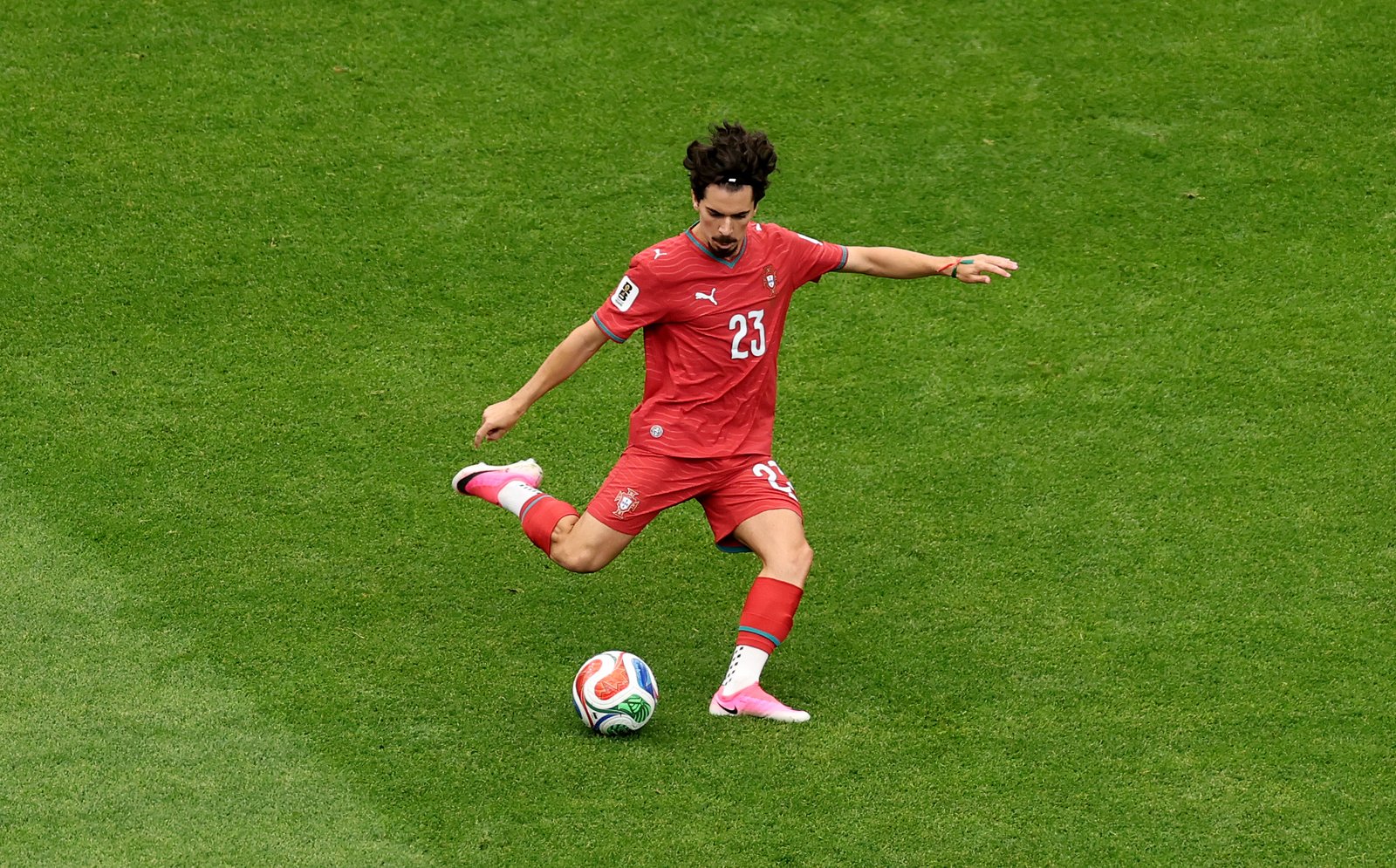 Portugals Mittelfeldspieler Vitinha treibt den Ball im WM-2026-Gruppenspiel der Gruppe K gegen die DR Kongo nach vorn. Die Partie fand am 17. Juni 2026 im Houston Stadium in Houston, Texas, statt. (Lars Baron / Getty Images North America via Getty Images)