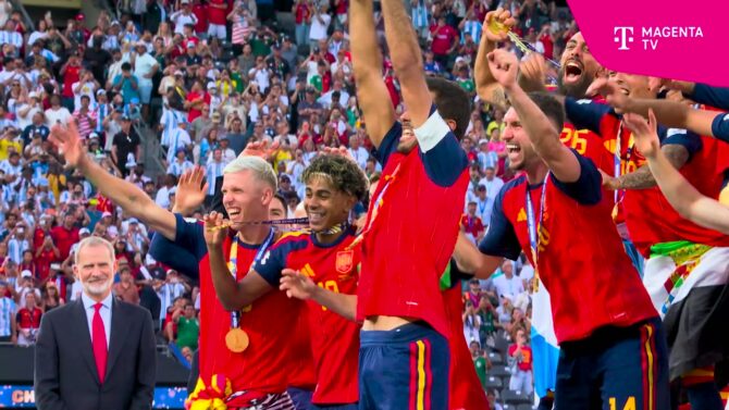 Spaniens Spieler feiern nach dem Finale den WM-Titel 2026