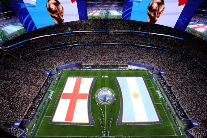 Spieler und Schiedsrichter beim Line-up vor dem WM-2026-Halbfinale zwischen England und Argentinien am 15. Juli 2026 im Atlanta Stadium. (Dan Mullan / Getty Images)