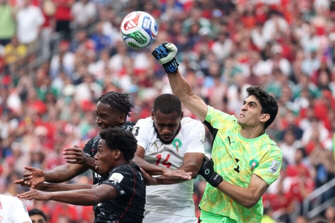 Marokkos Torhüter Yassine Bounou klärt im Achtelfinale der WM 2026 gegen Kanada per Faustabwehr im Luftduell. Die Partie fand am 4. Juli 2026 im Houston Stadium in Houston, Texas statt. Kevin C. Cox / Getty Images North America via Getty Images