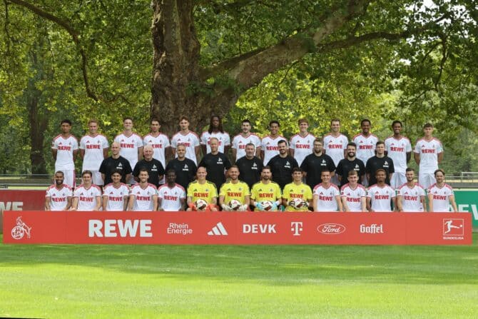 KÖLN, DEUTSCHLAND – 17. JULI: Der 1. FC Köln präsentiert seine Mannschaft für die Saison 2026/27 am 17. Juli 2026 auf dem Trainingsgelände am Geißbockheim in Köln. Obere Reihe: Nilas Yacobi, Sebastian Sebulonsen, Marius Bülter, Julian Pauli, Rav van den Berg, Elias Bakatukanda, Luka Lotschoschwili, Jahmai Simpson-Pusey, Timo Hübers, Joel Schmied, Youssopha Niang, David Fürst und Jonathan Friemel. Mittlere Reihe von links: Trainer René Wagner, Co-Trainer Armin Reutershahn, Co-Trainer Evangelos Sbonias, Co-Trainer Kevin McKenna, Torwarttrainer Peter Greiber, die Athletiktrainer Max Weuthen, Tillmann Bockhorst und Leif Frach sowie Spielanalyst Denis Huckestein. Untere Reihe von links: Linton Maina, Alessio Castro-Montes, Kristiyan Irmiev, Luca Waldschmidt, Ragnar Ache, Matthias Köbbing, Marvin Schwäbe, Ron-Robert Zieler, Mikolaj Marutzki, Said El Mala, Isak Jóhannesson, Maik Afri Akumu, Tom Krauß und Jan Thielmann.