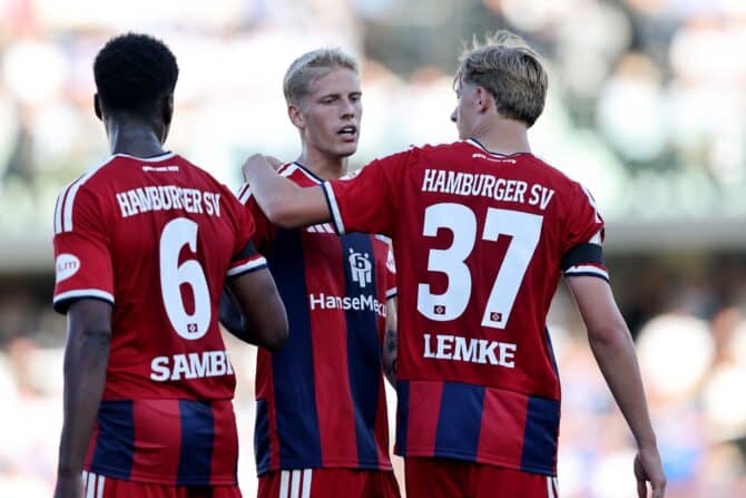 VERL, DEUTSCHLAND - 24. August 2026: Albert Grønbæk vom Hamburger SV feiert gemeinsam mit Albert Sambi Lokonga und Louis Lemke seinen Treffer zum 1:0 im DFB-Pokal-Spiel beim SC Verl in der Sportclub Arena. (Foto: Christof Koepsel/Getty Images)