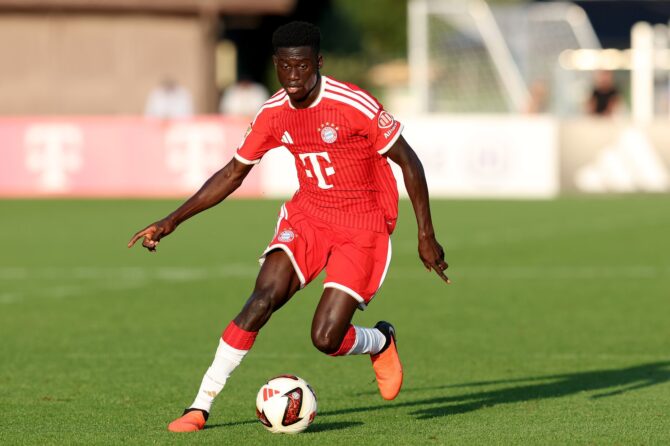 Bara Sapoko Ndiaye vom FC Bayern München zieht mit dem Ball davon. Der Nachwuchsangreifer kam beim Testspiel gegen den FC Rottach-Egern am 30. Juli 2026 im Stadion am Birkenmoos zum Einsatz. (Alexander Hassenstein / Getty Images)