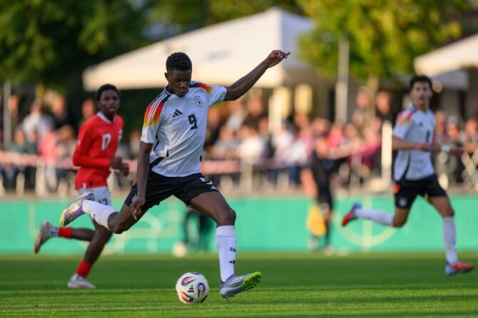 Bastian Assomo im Trikot der deutschen U16-Nationalmannschaft: Der Angreifer setzt sich am 5. September 2025 im Sportpark Schwabach im Länderspiel gegen Österreich durch. (Christian Kaspar-Bartke / Getty Images Europe via Getty Images)