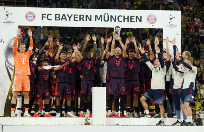 DORTMUND, DEUTSCHLAND - 22. August 2026: Harry Kane vom FC Bayern München stemmt nach dem Franz-Beckenbauer-Supercup gegen Borussia Dortmund im Signal Iduna Park die Trophäe in die Höhe. (Foto: Alex Grimm/Getty Images)