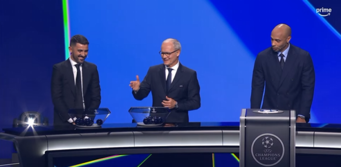 Die Moderatoren der Champions-League-Auslosung stehen während der Ziehung der Ligaphase 2026/27 im Grimaldi Forum in Monaco auf der Bühne.