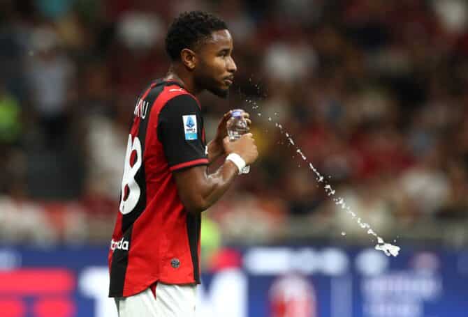 MAILAND, ITALIEN - 24. Mai 2026: Christopher Nkunku von der AC Mailand spuckt während des Serie-A-Spiels gegen Cagliari Calcio im Giuseppe-Meazza-Stadion Wasser aus. (Foto: Marco Luzzani/Getty Images)