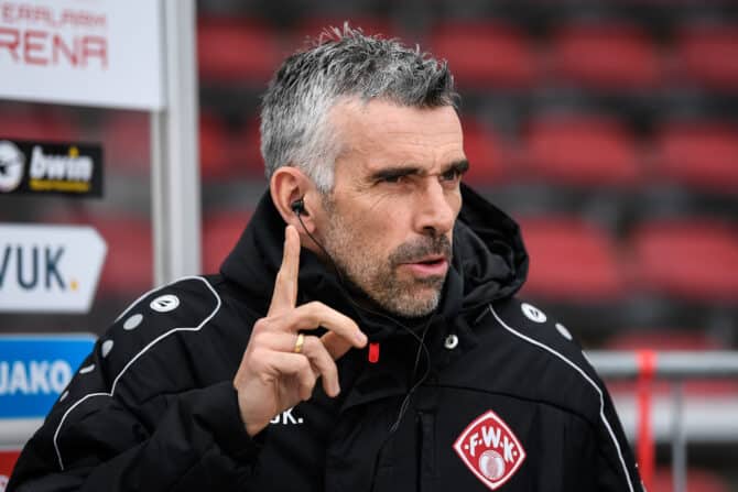 WÜRZBURG, DEUTSCHLAND – 12. DEZEMBER: Danny Schwarz, Trainer der Würzburger Kickers, vor dem Drittliga-Spiel zwischen den Würzburger Kickers und dem FSV Zwickau am 12. Dezember 2021 in der flyeralarm Arena in Würzburg.