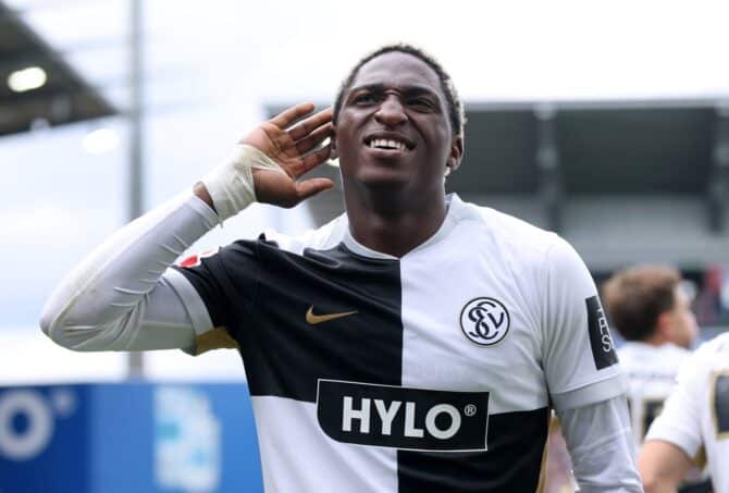 David Mokwa jubelt über seinen Treffer zum 3:0 für den SV Elversberg im Bundesliga-Spiel gegen Bayer 04 Leverkusen am 29. August 2026 in der Ursapharm-Arena in Spiesen-Elversberg. (Alex Grimm / Getty Images Europe via Getty Images)