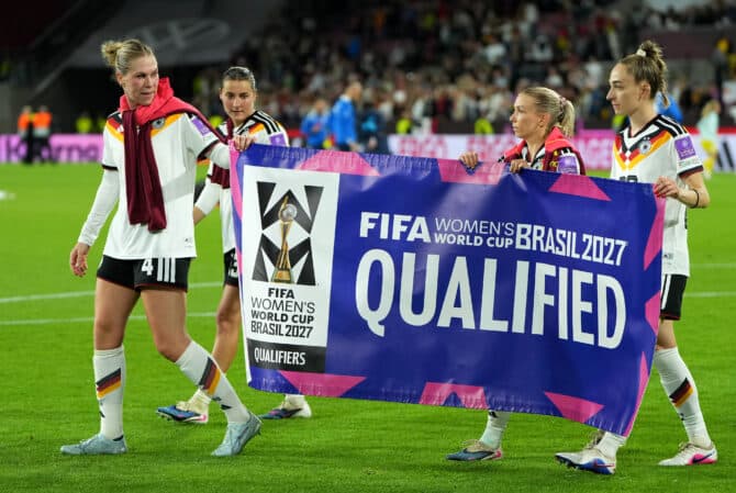 Die deutschen Nationalspielerinnen feiern nach dem Sieg gegen Norwegen die Qualifikation für die Frauen-Weltmeisterschaft 2027 in Brasilien.