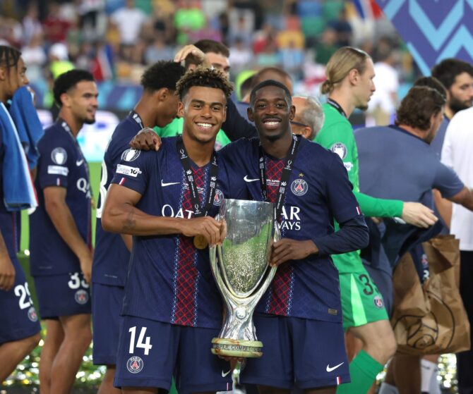 Désiré Doué und Ousmane Dembélé posieren am 13. August 2025 im Stadio Friuli in Udine mit dem Pokal des UEFA Supercups. Die beiden Offensivspieler von Paris Saint-Germain feierten den Sieg ihrer Mannschaft im Endspiel gegen Tottenham Hotspur. (Claudio Villa / Getty Images Europe via Getty Images)