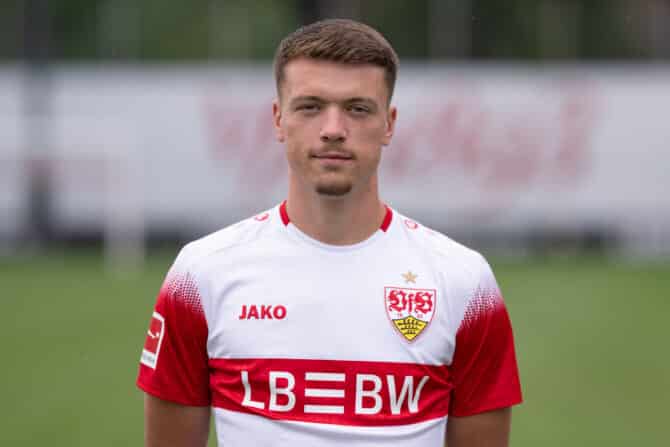 STUTTGART, DEUTSCHLAND - 18. August 2026: Dzenan Pejcinovic vom VfB Stuttgart posiert bei der Mannschaftsvorstellung für die Saison 2026/27 auf dem Trainingsgelände des Bundesligisten. (Foto: Christian Kaspar-Bartke/Getty Images)