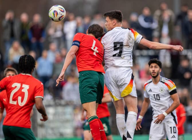 POTSDAM, DEUTSCHLAND - 24. März 2025: Dzenan Pejcinovic von der deutschen U20 steigt im Länderspiel gegen Portugals Luis Gomes zum Kopfballduell hoch. (Foto: Boris Streubel/Getty Images für DFB)