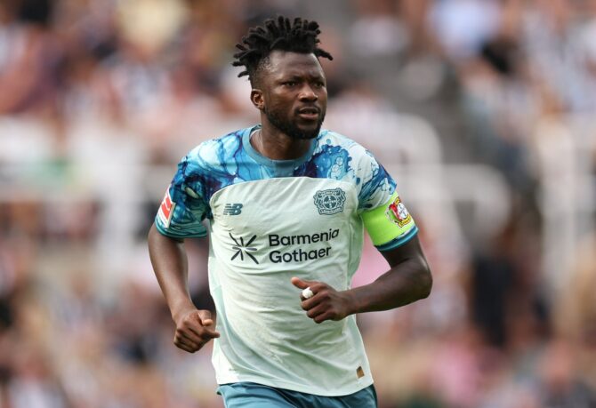 Edmond Tapsoba von Bayer 04 Leverkusen am Ball beim Testspiel bei Newcastle United am 15. August 2026 im St James' Park. (Stu Forster / Getty Images Europe via Getty Images)