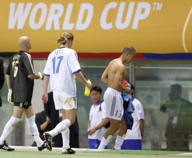 Frankreichs Fabien Barthez, Emmanuel Petit und Mikaël Silvestre zeigen sich nach dem 0:0 gegen Uruguay bei der WM 2002 enttäuscht.