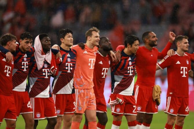 Die Spieler des FC Bayern München bedanken sich nach dem Bundesliga-Heimsieg gegen den VfB Stuttgart am 28. August 2026 in der Münchner Allianz Arena bei den Fans. (Adam Pretty / Getty Images Europe via Getty Images)