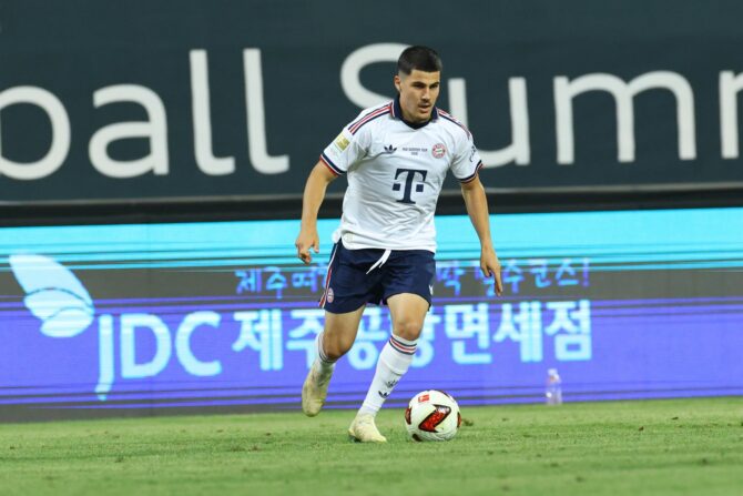 Felipe Chavez am Ball für den FC Bayern München: Das Mittelfeldtalent bestreitet am 4. August 2026 im Jeju World Cup Stadium in Seogwipo das Testspiel des Audi Football Summit 2026 gegen Jeju SK FC. (Han Myung-Gu / Getty Images AsiaPac via Getty Images)