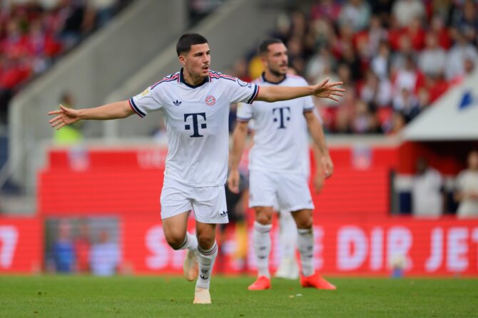 Felipe Chávez bejubelt seinen sehenswerten Freistoßtreffer zum 1:1 für den FC Bayern München im Testspiel beim 1. FC Heidenheim in der Voith-Arena am 18. August 2026. Christian Kaspar-Bartke / Getty Images
