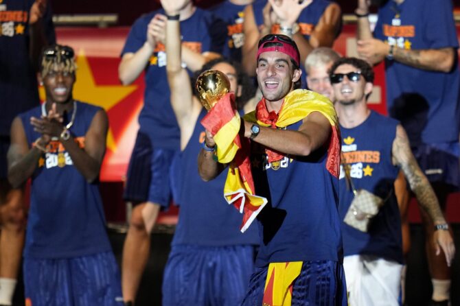 Ferran Torres feiert am 20. Juli 2026 auf der Bühne in Madrid den Gewinn der Weltmeisterschaft 2026. Der Angreifer war Teil des spanischen Kaders, der im Finale von New York New Jersey Argentinien bezwang und den Titel anschließend mit Zehntausenden Fans in der Hauptstadt feierte. Diego Souto / Getty Images Europe via Getty Images