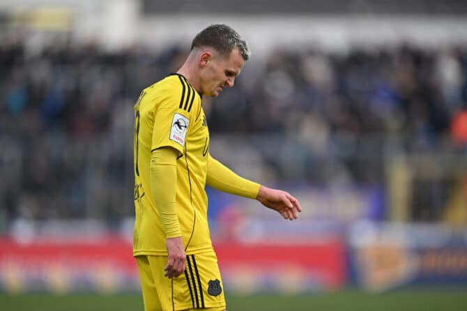 MÜNCHEN, DEUTSCHLAND - 23. November 2025: Florian Pick vom 1. FC Saarbrücken blickt während des Drittliga-Spiels gegen den TSV 1860 München im Stadion an der Grünwalder Straße zu Boden. (Foto: Sebastian Widmann/Getty Images für DFB)