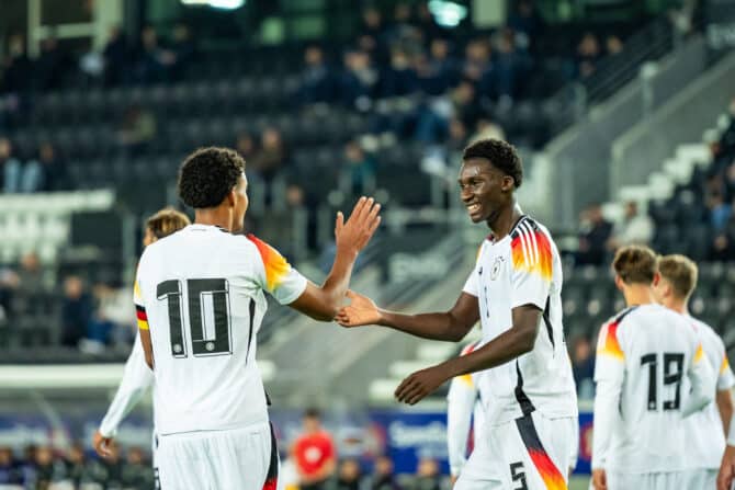 SKIEN, NORWEGEN - 08. Oktober 2025: Francis Onyeka und Karim Coulibaly feiern den dritten Treffer der deutschen U19-Nationalmannschaft im EM-Qualifikationsspiel gegen Armenien im Odd Stadium. (Foto: Marius Nordnes/Nordnes Foto/Getty Images für DFB)