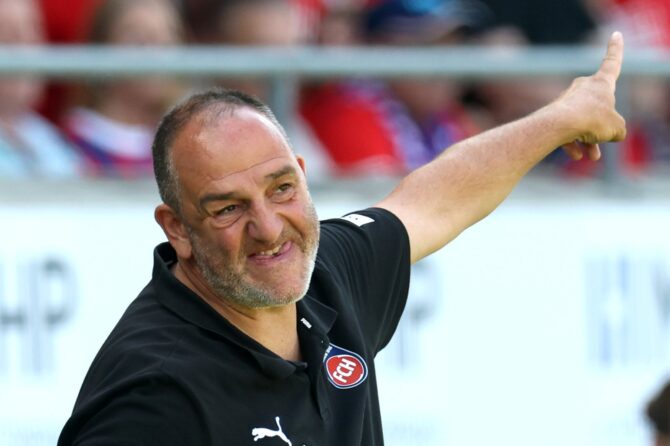 Heidenheims Cheftrainer Frank Schmidt verfolgt das Zweitliga-Duell zwischen dem 1. FC Heidenheim 1846 und dem VfL Osnabrück am 8. August 2026 in der Voith-Arena mit sichtbarer Anspannung. Alexander Hassenstein / Getty Images Europe via Getty Images