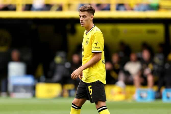 Giannis Konstantelias von Borussia Dortmund reagiert während des Bundesliga-Spiels gegen den Hamburger SV im Signal Iduna Park.