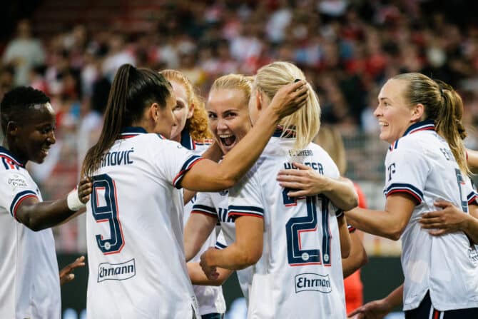 BERLIN, DEUTSCHLAND - 21. August 2026: Glódís Perla Viggósdóttir jubelt mit ihren Mitspielerinnen vom FC Bayern München nach ihrem Treffer zum 3:0 im Bundesliga-Spiel gegen den 1. FC Union Berlin im Stadion An der Alten Försterei. (Foto: Reinaldo Coddou H./Getty Images)