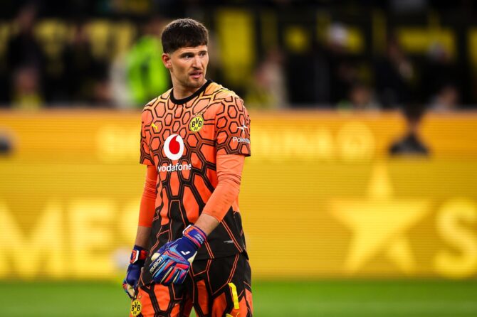 Torhüter Gregor Kobel steht am 8. Mai 2026 im Signal Iduna Park in Dortmund zwischen den Pfosten. Der Schlussmann von Borussia Dortmund war im Bundesligaspiel gegen Eintracht Frankfurt im Einsatz. (Leon Kügeler / Getty Images Europe via Getty Images)