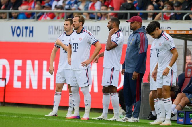 Harry Kane verfolgt vor seiner Einwechslung von der Seitenlinie aus das Testspiel des FC Bayern München beim 1. FC Heidenheim in der Voith-Arena am 18. August 2026. Christian Kaspar-Bartke / Getty Images