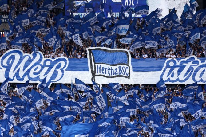 Die Fans von Hertha BSC treiben ihre Mannschaft im Berliner Olympiastadion an: Beim Zweitliga-Duell gegen den Karlsruher SC am 10. August 2025 sorgt die Kurve der Hauptstädter für Stimmung auf den Rängen. (Maryam Majd / Getty Images Europe via Getty Images)