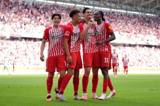 Igor Matanovic feiert mit seinen Teamkollegen seinen Treffer zum 2:0 für den SC Freiburg im Bundesliga-Spiel gegen den SV Werder Bremen am 30. August 2026 im Europa-Park Stadion. (Daniela Porcelli / Getty Images Europe via Getty Images)