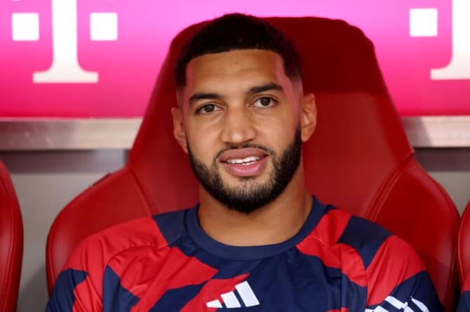 Ismael Saibari beobachtet von der Bank aus das Geschehen. Der Neuzugang des FC Bayern München wartete im Telekom Cup am 15. August 2026 in der Allianz Arena auf seine Einwechslung und gab in der 69. Minute sein Debüt für die Münchner. Alex Grimm / Getty Images Europe via Getty Images