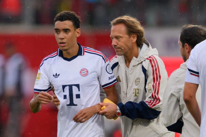 Jamal Musiala verlässt beim Testspiel des FC Bayern München bei 1. FC Heidenheim am 18. August 2026 in der Voith-Arena den Platz, nachdem der Nationalspieler auf dem Feld zusammengesackt war. (Christian Kaspar-Bartke / Getty Images Europe via Getty Images)