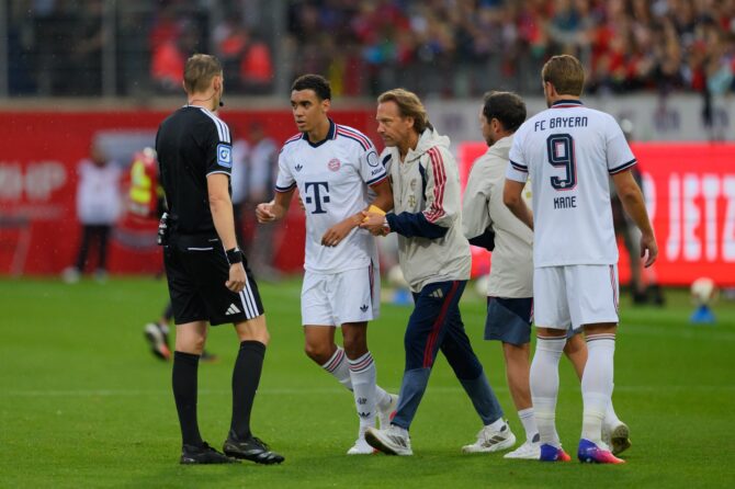 Jamal Musiala verlässt nach einer Behandlung das Spielfeld: Der Offensivspieler des FC Bayern München musste im Testspiel beim 1. FC Heidenheim in der Voith-Arena am 18. August 2026 vorzeitig vom Platz. Christian Kaspar-Bartke / Getty Images