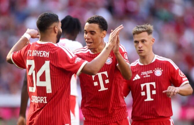 Jamal Musiala feiert mit Ismael Saibari sein Tor zum 3:1 gegen RB Leipzig. Der Offensivspieler des FC Bayern München traf am 15. August 2026 im Telekom Cup in der Allianz Arena nach Vorarbeit des marokkanischen Neuzugangs. (Alex Grimm / Getty Images Europe via Getty Images)