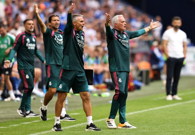 Real-Madrid-Trainer José Mourinho verfolgt das Testspiel beim FC Schalke 04 am 16. August 2026 in der Veltins-Arena in Gelsenkirchen von der Seitenlinie aus. (Christof Koepsel / Getty Images Europe via Getty Images)