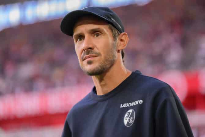 Julian Schuster, Trainer des SC Freiburg, während des DFB-Pokal-Spiels gegen Fortuna Düsseldorf in der Merkur Spiel-Arena.