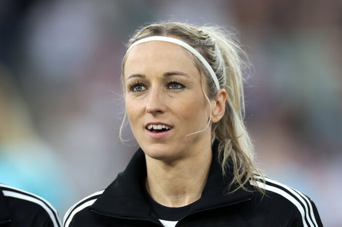 Kathrin Hendrich vor dem Anpfiff: Die Innenverteidigerin der deutschen Frauen-Nationalmannschaft steht am 19. Juli 2025 im St. Jakob-Park in Basel im EM-Viertelfinale gegen Frankreich auf dem Platz. (Eddie Keogh / Getty Images Europe via Getty Images)