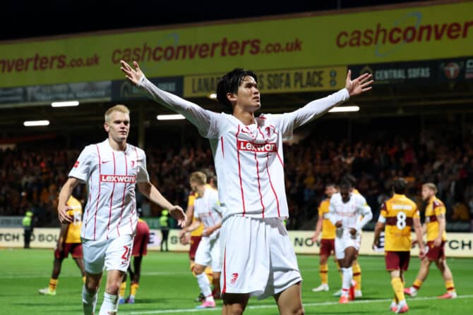 MOTHERWELL, SCHOTTLAND - 20. August 2026: Keisuke Goto vom SC Freiburg jubelt über den dritten Treffer seiner Mannschaft im Playoff-Hinspiel der UEFA Conference League gegen den FC Motherwell im Fir Park. (Foto: WM Sport Media/Getty Images)