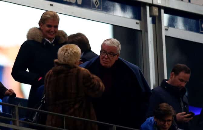 HAMBURG, DEUTSCHLAND - 20. November 2015: Klaus-Michael Kühne, CEO des Logistikunternehmens Kühne+Nagel, besucht das Bundesliga-Spiel zwischen dem Hamburger SV und Borussia Dortmund im Volksparkstadion. (Foto: Martin Rose/Bongarts/Getty Images)