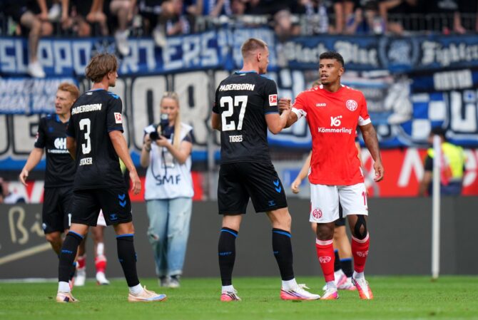 Ransford Königsdörffer von 1. FSV Mainz 05 und Steffen Tigges vom SC Paderborn 07 geben sich nach dem Schlusspfiff des Bundesliga-Spiels am 29. August 2026 in der Mainzer MEWA Arena die Hand. (Pau Barrena / Getty Images Europe via Getty Images)