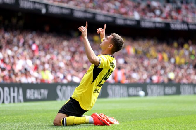 Konstantinos Karetsas bejubelt seinen Treffer zum zwischenzeitlichen 2:0 für Borussia Dortmund im Testspiel beim FC Arsenal am 9. August 2026 im Londoner Emirates Stadium. (Justin Setterfield / Getty Images Europe via Getty Images)
