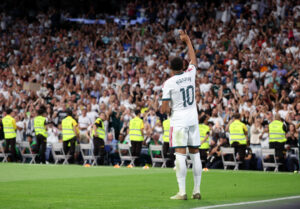 Kylian Mbappé von Real Madrid reagiert während des LaLiga-Spiels gegen Real Sociedad im Estadio Santiago Bernabéu.