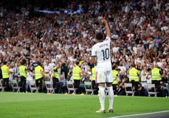 Kylian Mbappé von Real Madrid reagiert während des LaLiga-Spiels gegen Real Sociedad im Estadio Santiago Bernabéu.