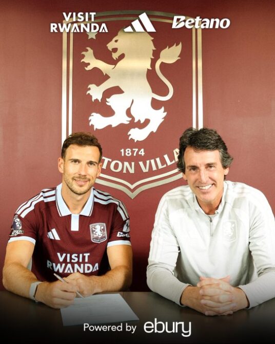 Leon Goretzka unterschreibt bei Aston Villa seinen Vertrag und posiert gemeinsam mit Trainer Unai Emery im Trikot des Klubs.