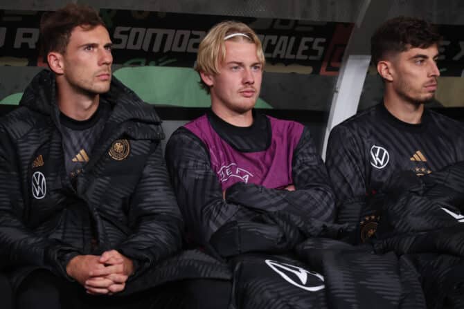 Leon Goretzka, Julian Brandt und Kai Havertz sitzen vor dem Länderspiel der deutschen Nationalmannschaft gegen Mexiko auf der Ersatzbank.